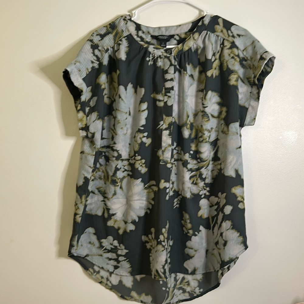 Simply Verva short sleeve floral top size Large gray green yellow button…